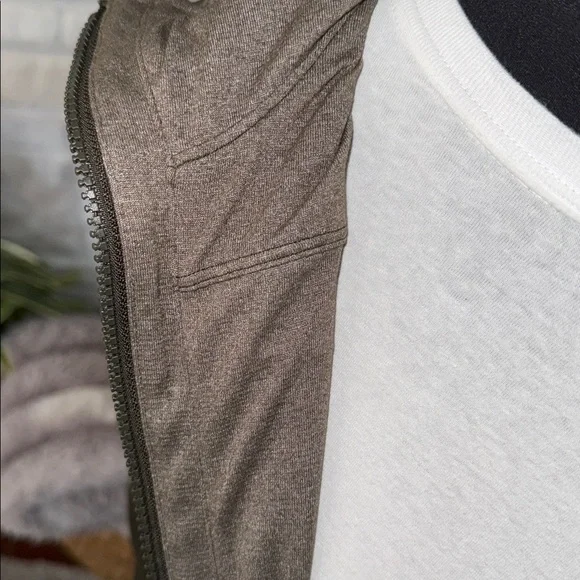 Lululemon Dance studio jacket III reversible w/ hood, women’s Jacket size 8. - Picture 8 of 11